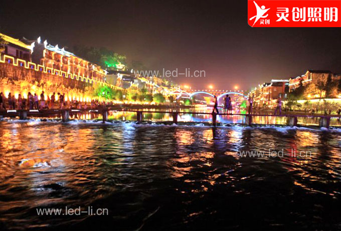 鳳凰古城夜景亮化再添新景，把古城亮化打造成夜鳳凰美景